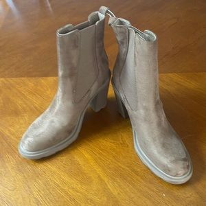 Nine west ream high-heeled Chelsea boots size 10 brown